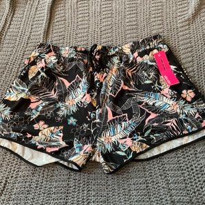New with tags black print shorts. Size 3X